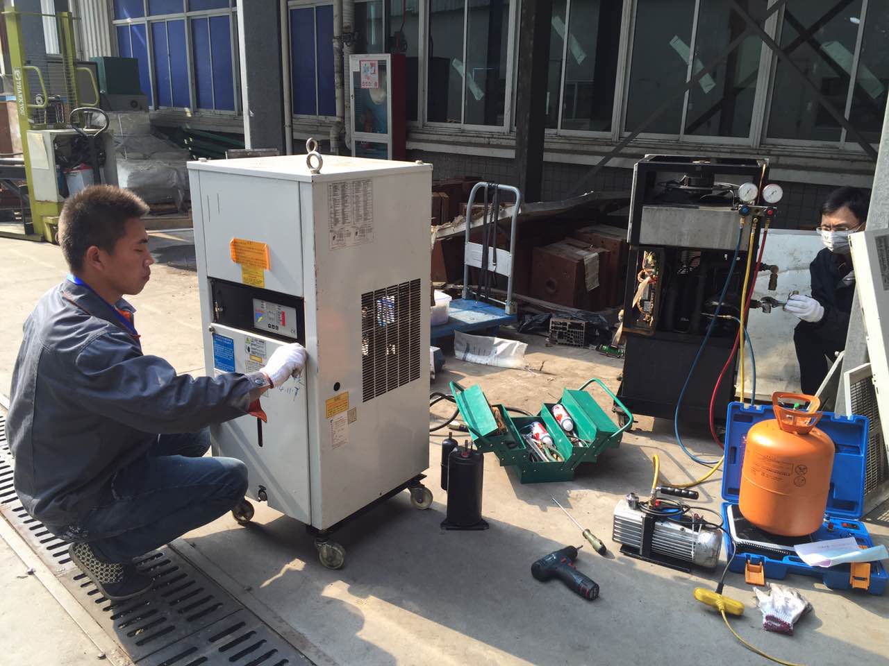 維修油冷機.jpg 維修油冷機.jpg